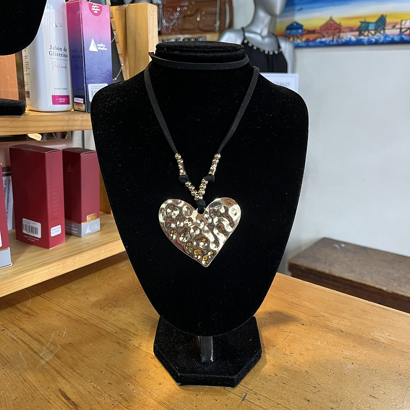 Collar corazon dorado cerrado martillado balines cordon de cuero 