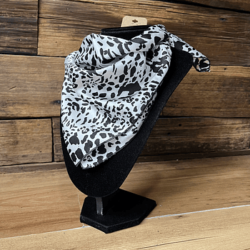 Pañuelo seda 50*50 cms blanco print negro