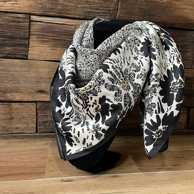 Pañuelo seda 90*90 cms floral negro y blanco