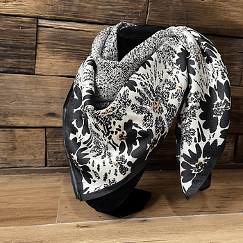 Pañuelo seda 90*90 cms floral negro y blanco