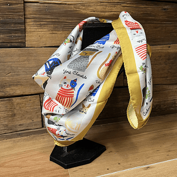 Pañuelo seda 70*70 cms gatitos artistas borde amarillo