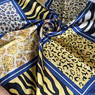 Pañuelo seda 70*70 cms mosaico animal print azul