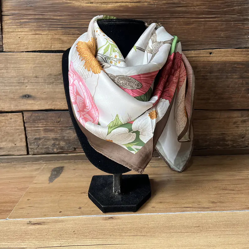 Pañuelo seda 70*70 cms blanco floral bordes cafe