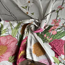 Pañuelo seda 70*70 cms blanco floral bordes cafe