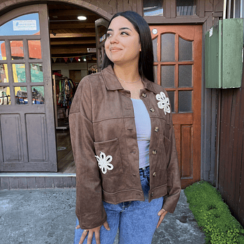 Chaqueta gamuza camel flor bordada 