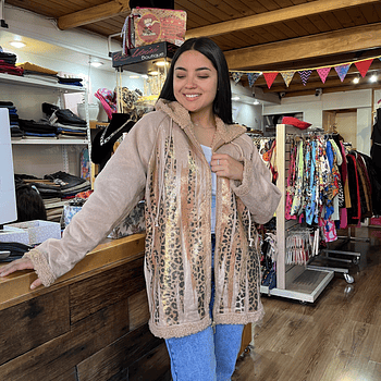 Chaqueton gamuza chiporro camel foil print dorado