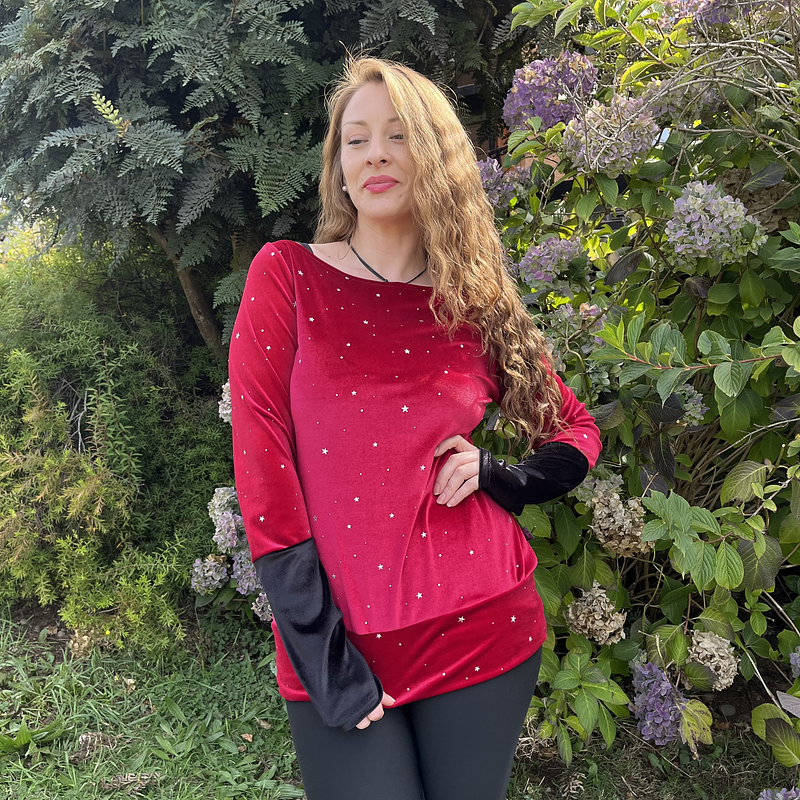 Poleron Mariela velvet rojo estrellas negro