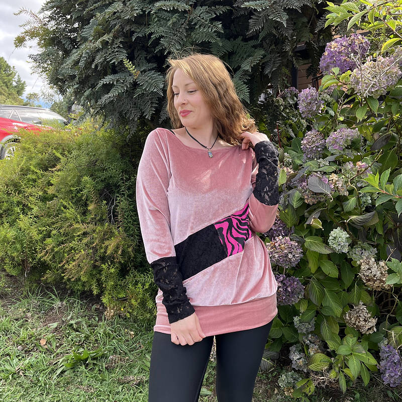 Poleron Mariela velvet palo rosa encaje negro cebra fucsia