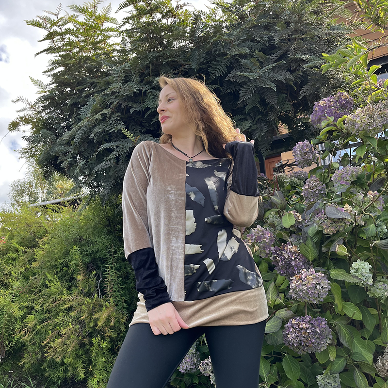 Poleron Mariela velvet beige negro diseño