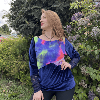 Poleron Mariela velvet azul marino encaje tie dye lila