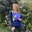 Poleron Mariela velvet azul marino encaje tie dye lila