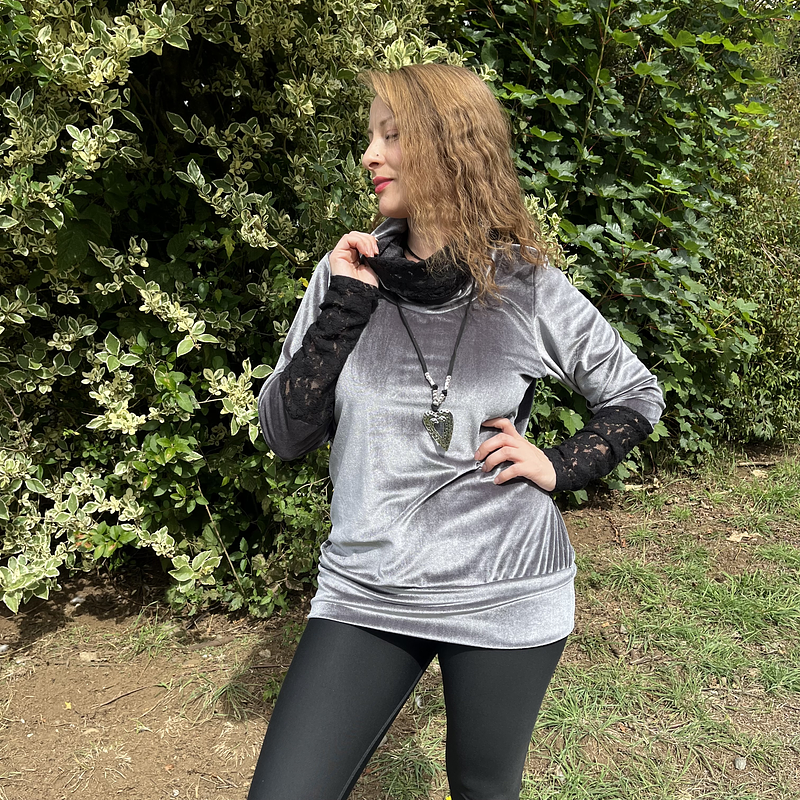 Poleron Alejandra velvet gris encaje negro plata