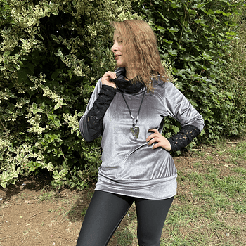 Poleron Alejandra velvet gris encaje negro plata