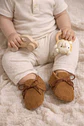 Kit Regalo Bebé Bemor – Zapatos & Juguetes de Madera - Miniatura 1
