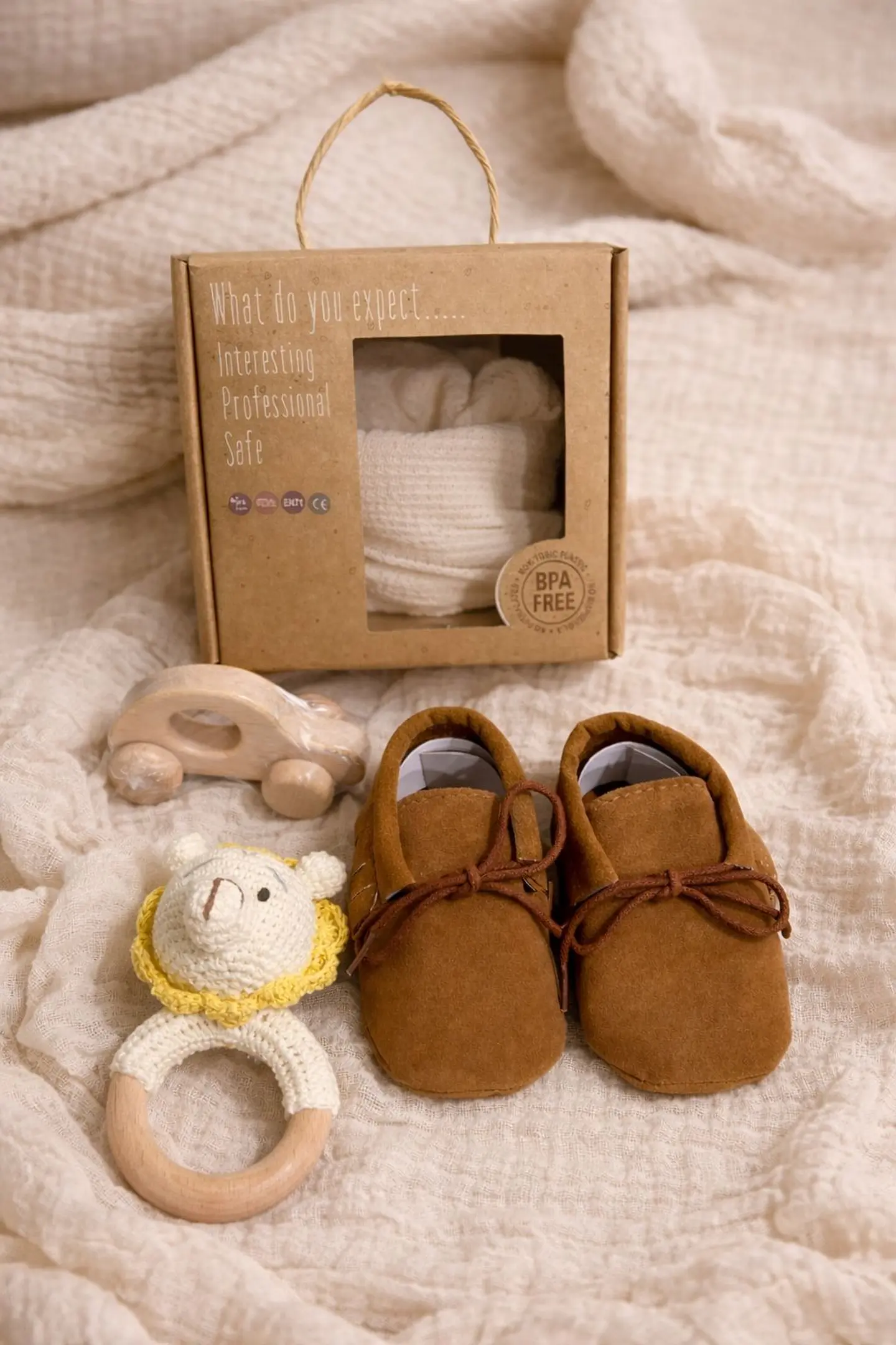 Kit Regalo Bebé Bemor – Zapatos & Juguetes de Madera 2