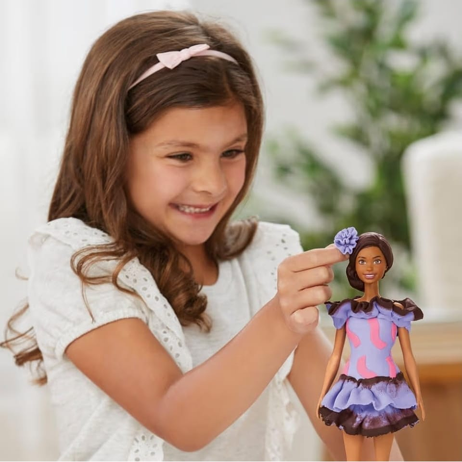 Play-Doh Set de muñeca Barbie Fashionista con volantes G1359