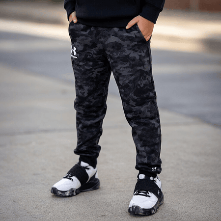 Pantalón Buzo Niño Under Armour Rival Fleece ABC Camo 1366307-001 | Calor Cómodo con Diseño Funcional