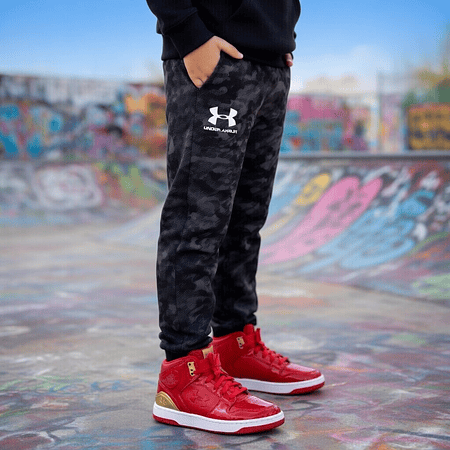 Pantalón Buzo Niño Under Armour Rival Fleece ABC Camo 1366307-001 | Calor Cómodo con Diseño Funcional