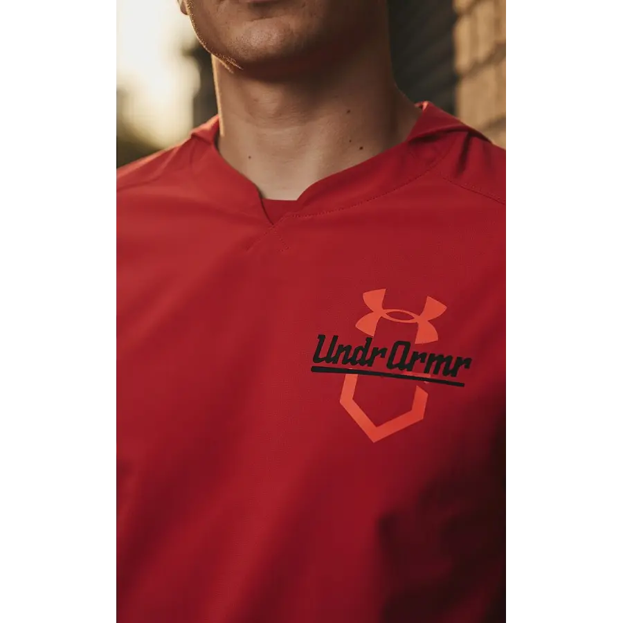 Polerón Under Armour Cage Hombre Rojo con Capucha – Capa Liviana Elástica para Entrenamiento