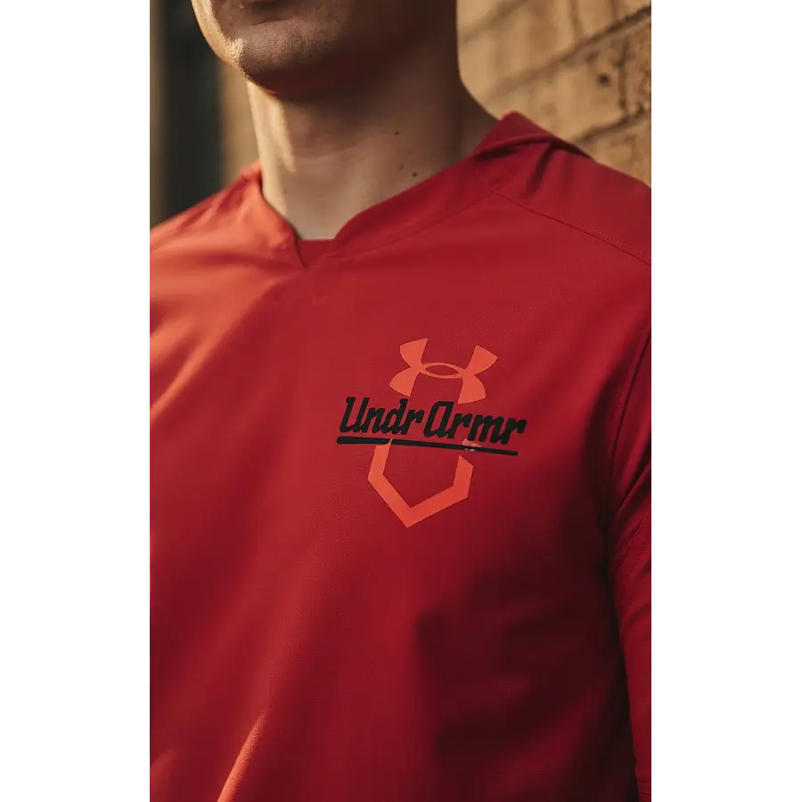 Polerón Under Armour Cage Hombre Rojo con Capucha – Capa Liviana Elástica para Entrenamiento