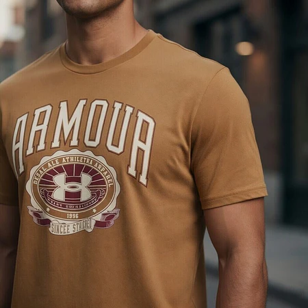 Polera Under Armour Collegiate Crest Hombre Loose Fit – Algodón Premium Cómoda 1379537-707