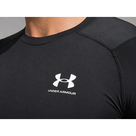 Polera Manga Larga Under Armour HeatGear Hombre Negra – Primera Capa Deportiva de Alto Rendimiento y Control de Temperatura