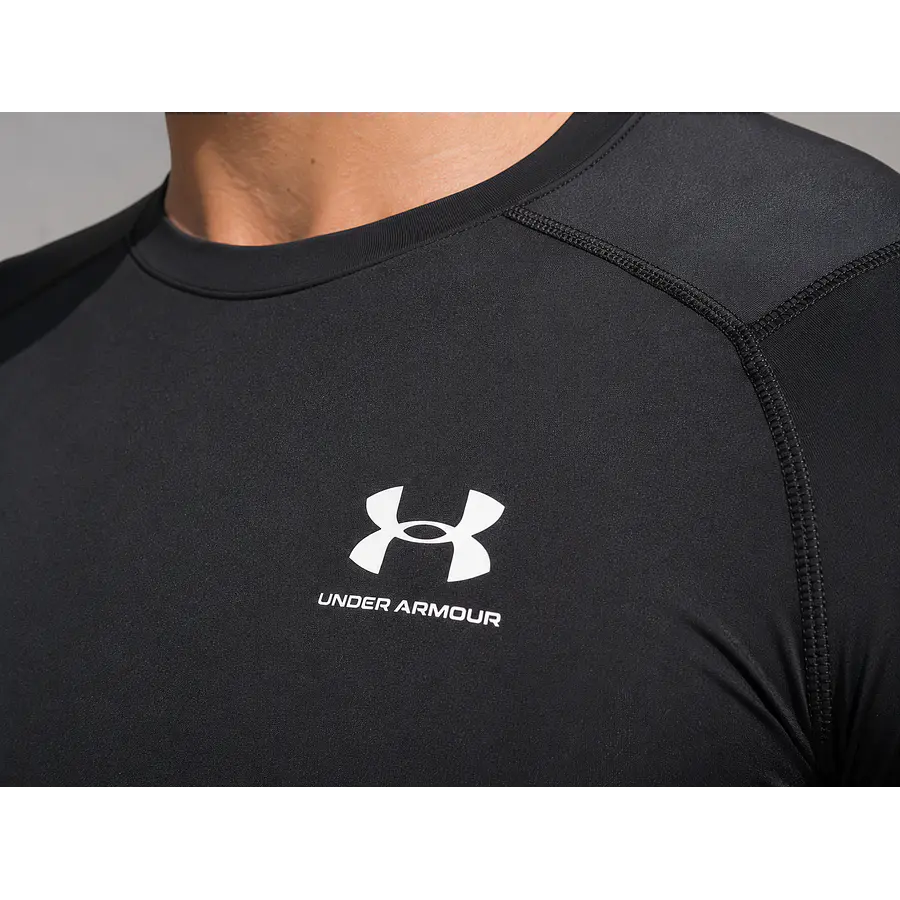 Polera Manga Larga Under Armour HeatGear Hombre Negra – Primera Capa Deportiva de Alto Rendimiento y Control de Temperatura