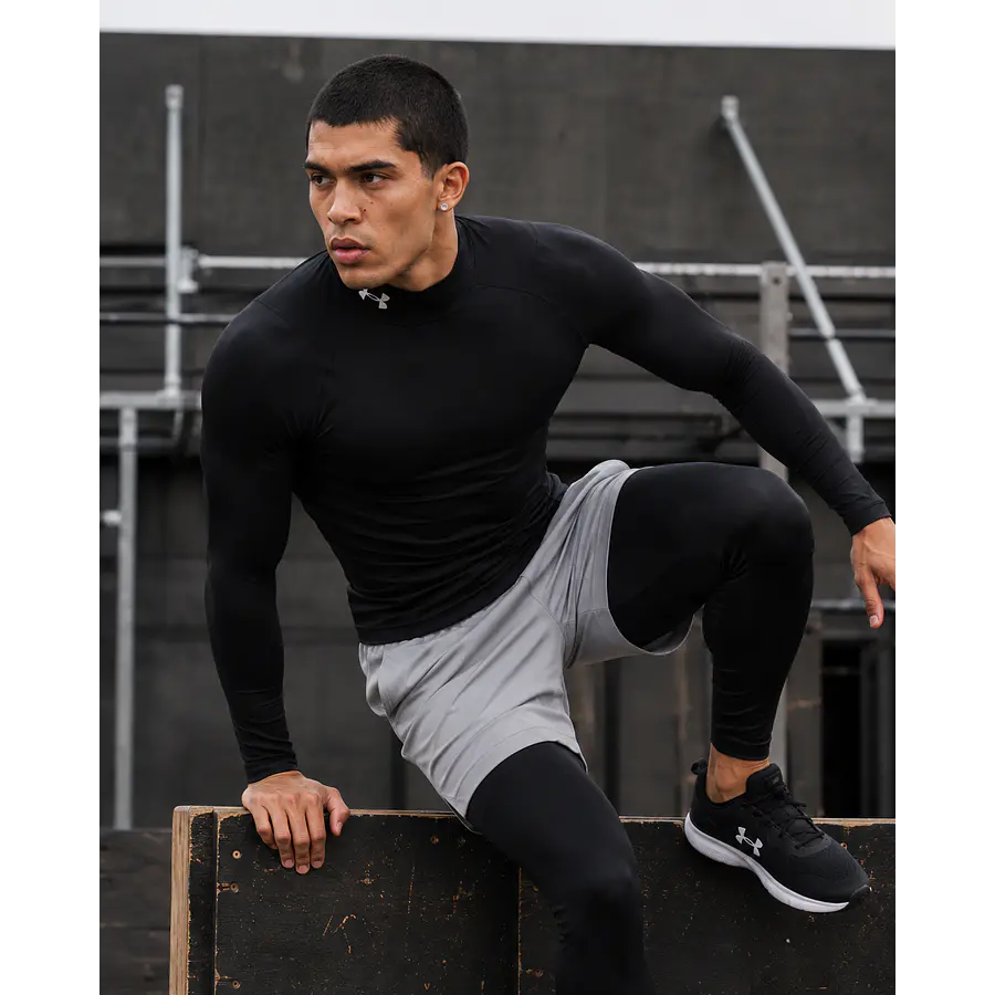 Primera Capa Under Armour HeatGear Armour Comp Mock LS Negra – Compresión Técnica para Training y Alto Rendimiento