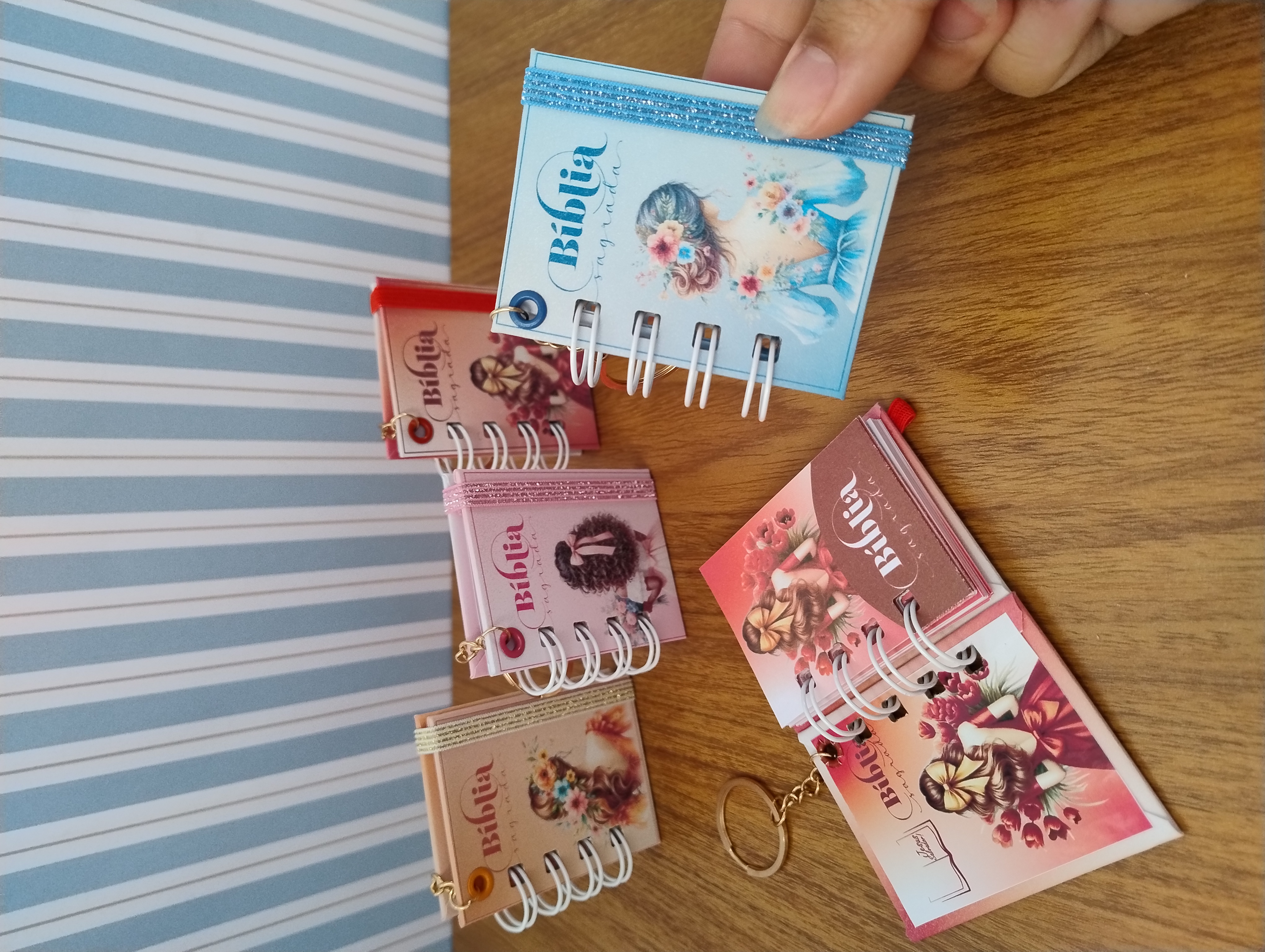 Arquivo Dia da Mulher Chaveiro Bíblia Floral  1