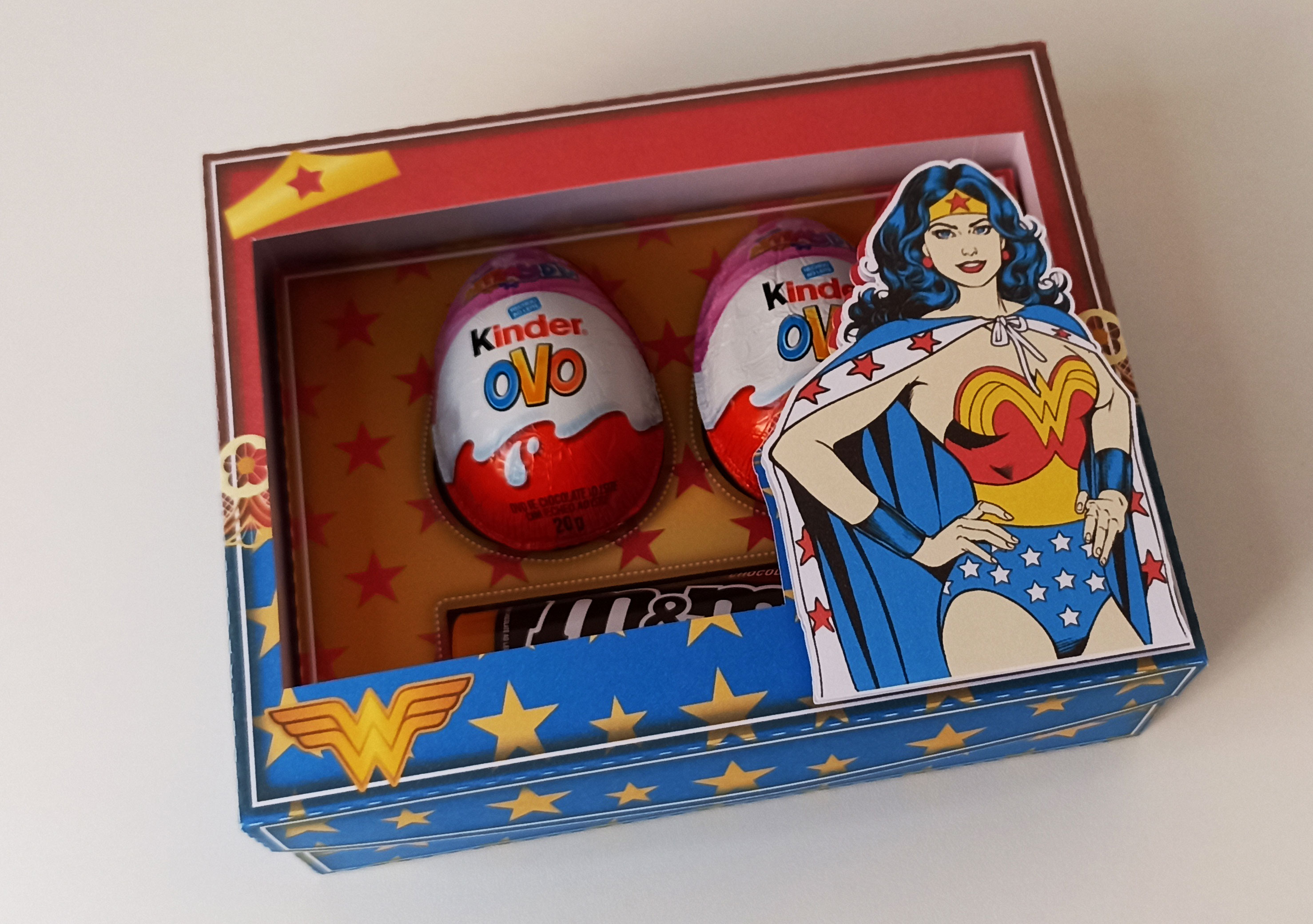Arquivo Páscoa Caixa Mulher Maravilha Kinder Ovo e M&Ms 1