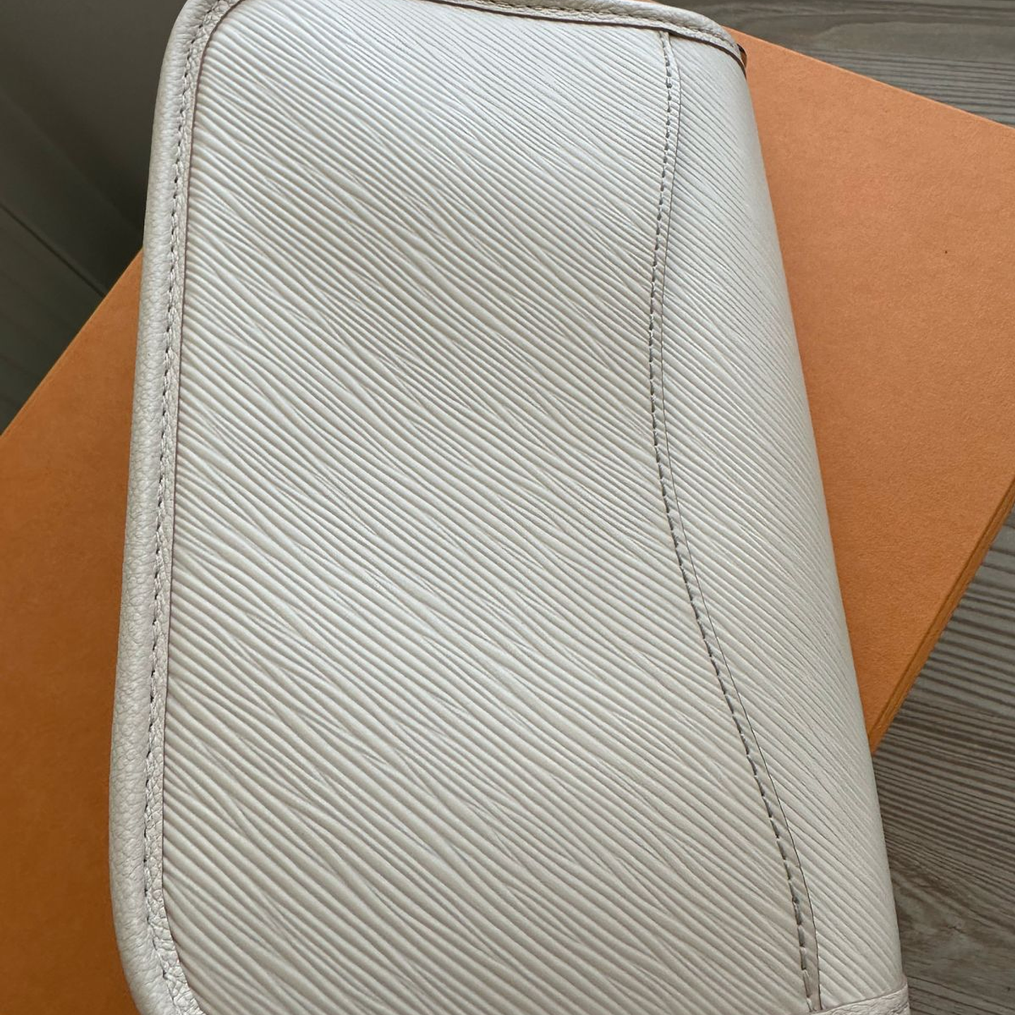 BUCI LOUIS VUITTON 16