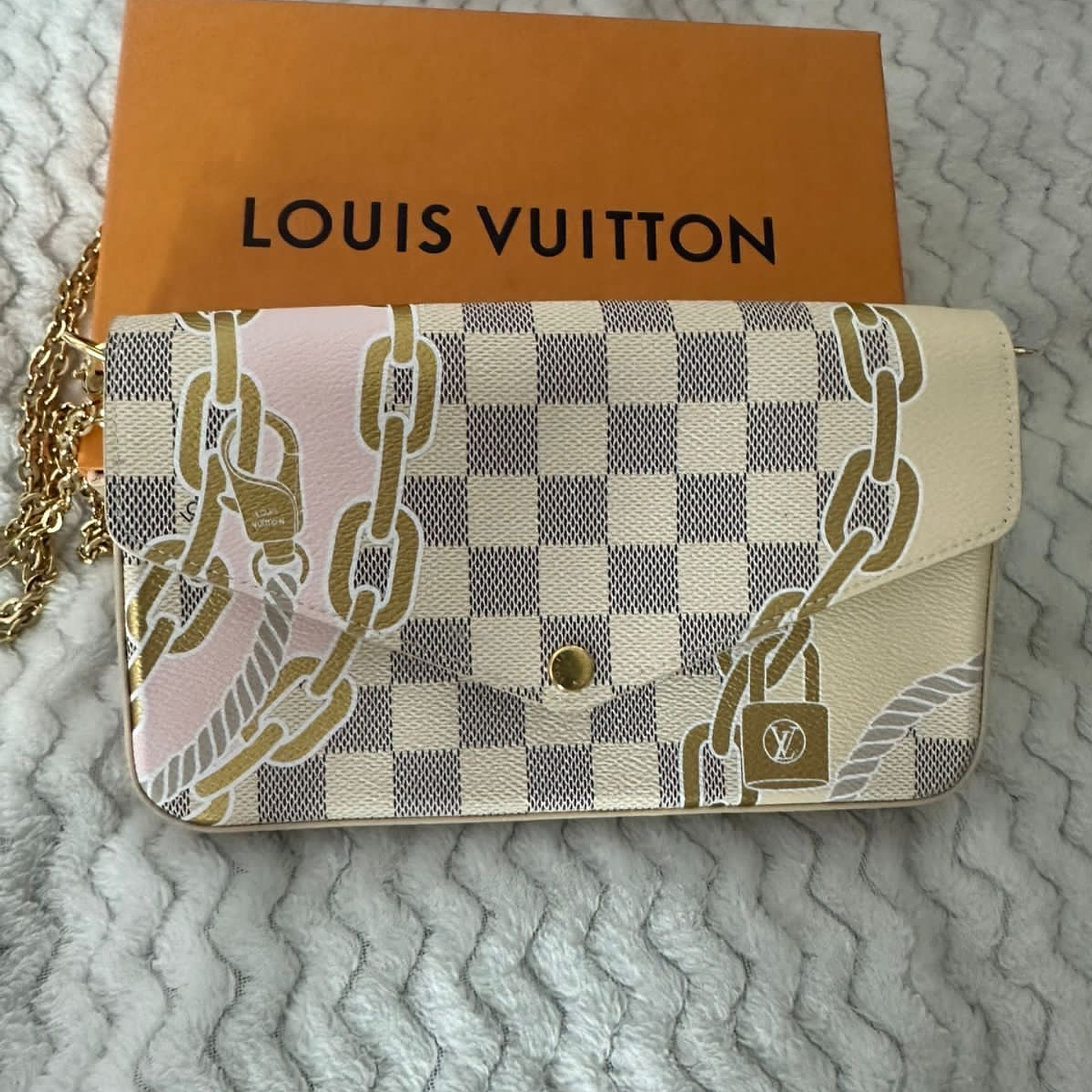 POCHETTE LOUIS VUITTON  2