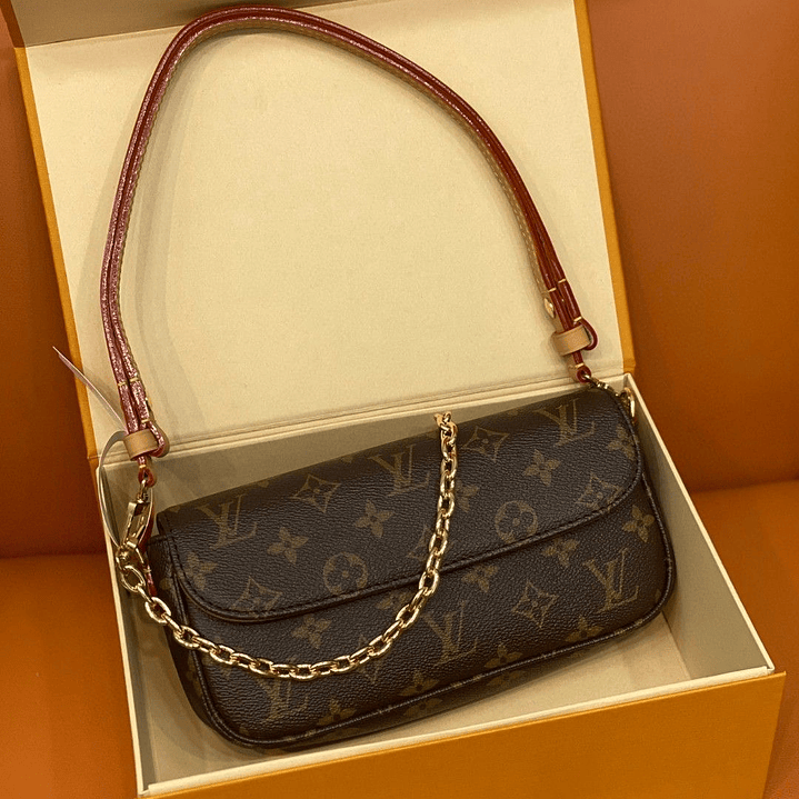IVY LOUSI VUITTON  2