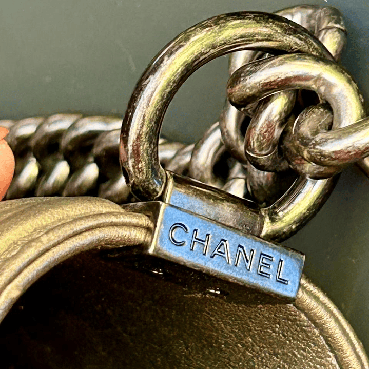 CHANEL BOY DORADA 11