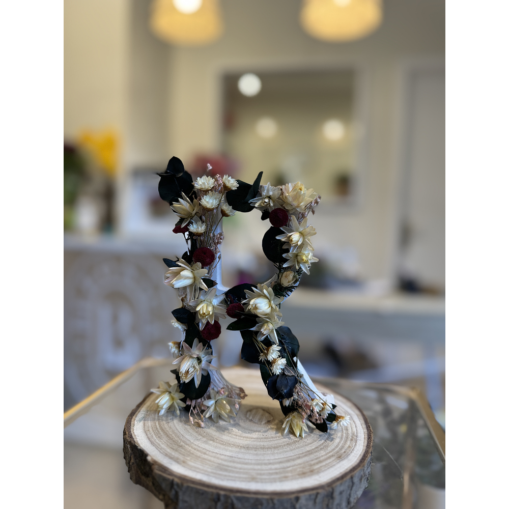 Iniciales con flores secas