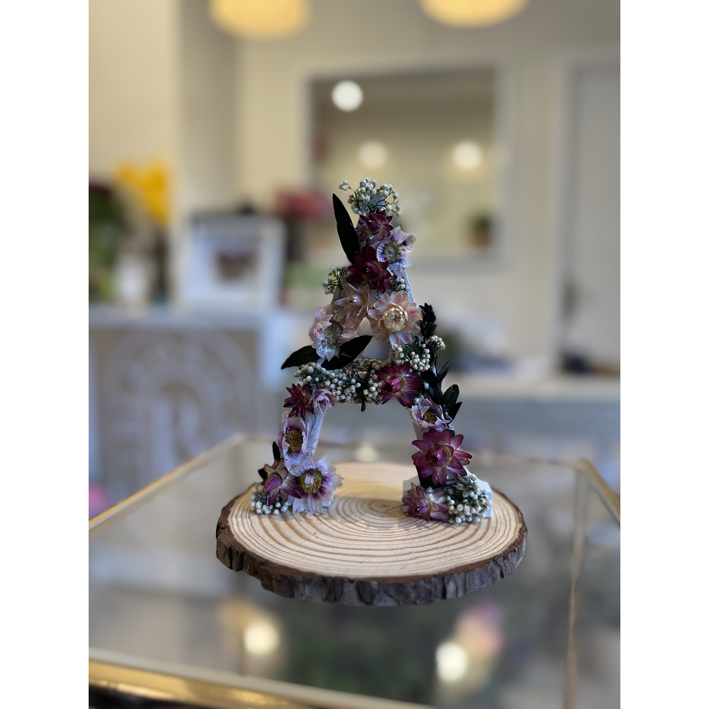 Iniciales con flores secas