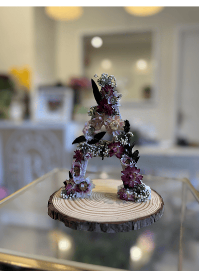 Iniciales con flores secas