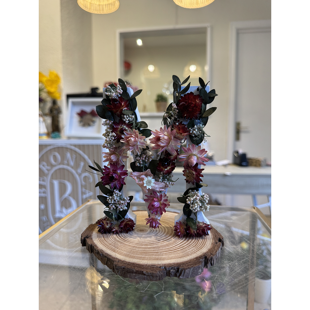 Iniciales con flores secas