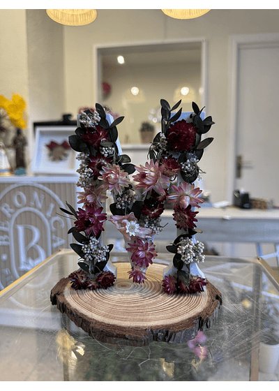 Iniciales con flores secas 