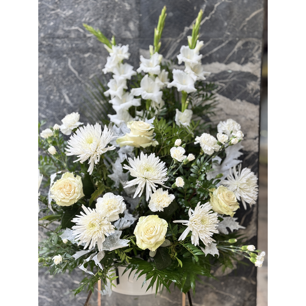 Centro funerario tonos blancos