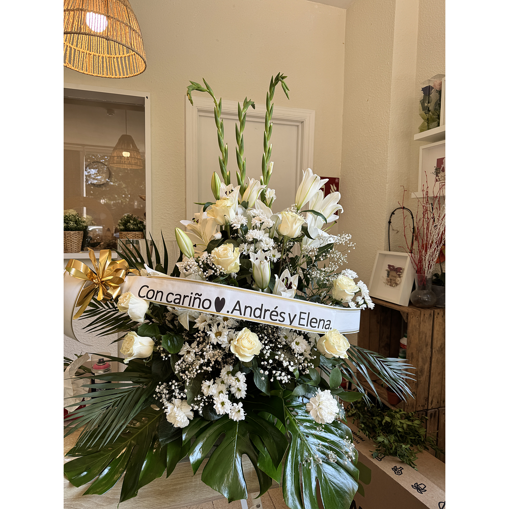 Centro funerario tonos blancos