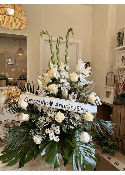 Centro funerario tonos blancos