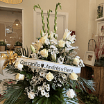 Centro funerario tonos blancos