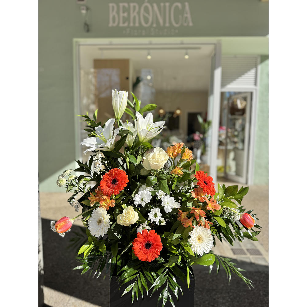 Centro funerario tonos blancos y naranjas