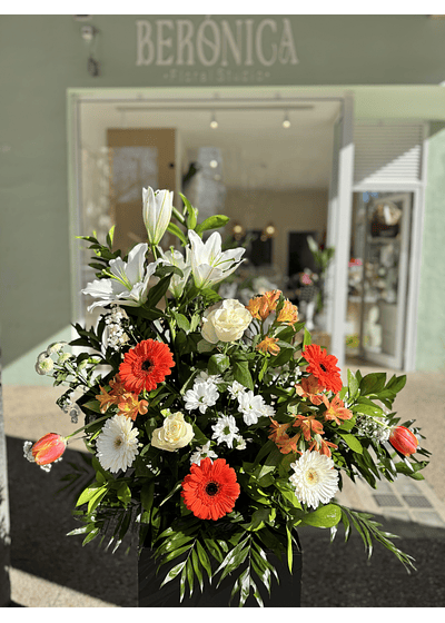 Centro funerario tonos blancos y naranjas