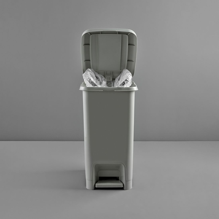 Papelera Plástica Slim con Pedal - Gris/Negro 2