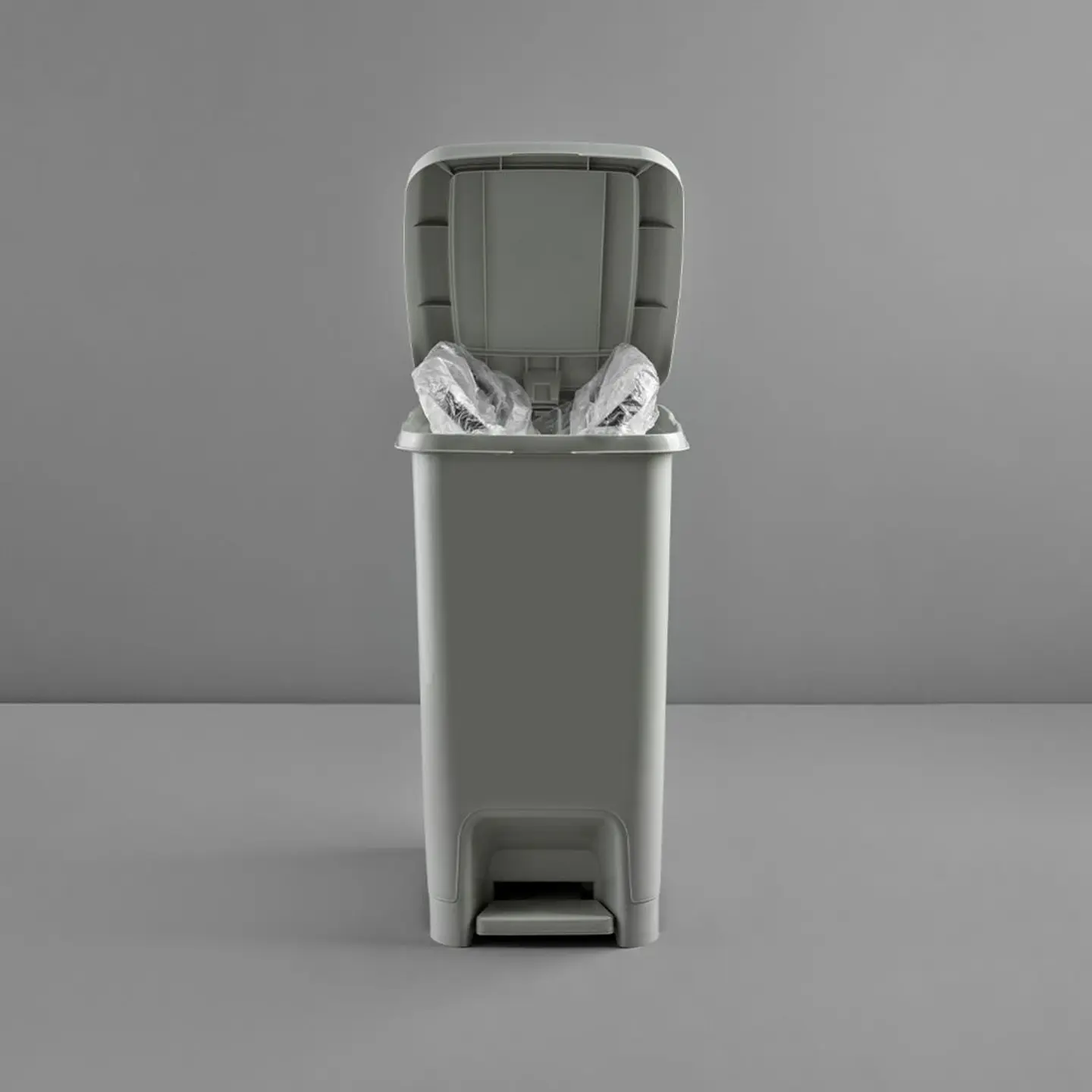 Papelera Plástica Slim con Pedal - Gris/Negro 2