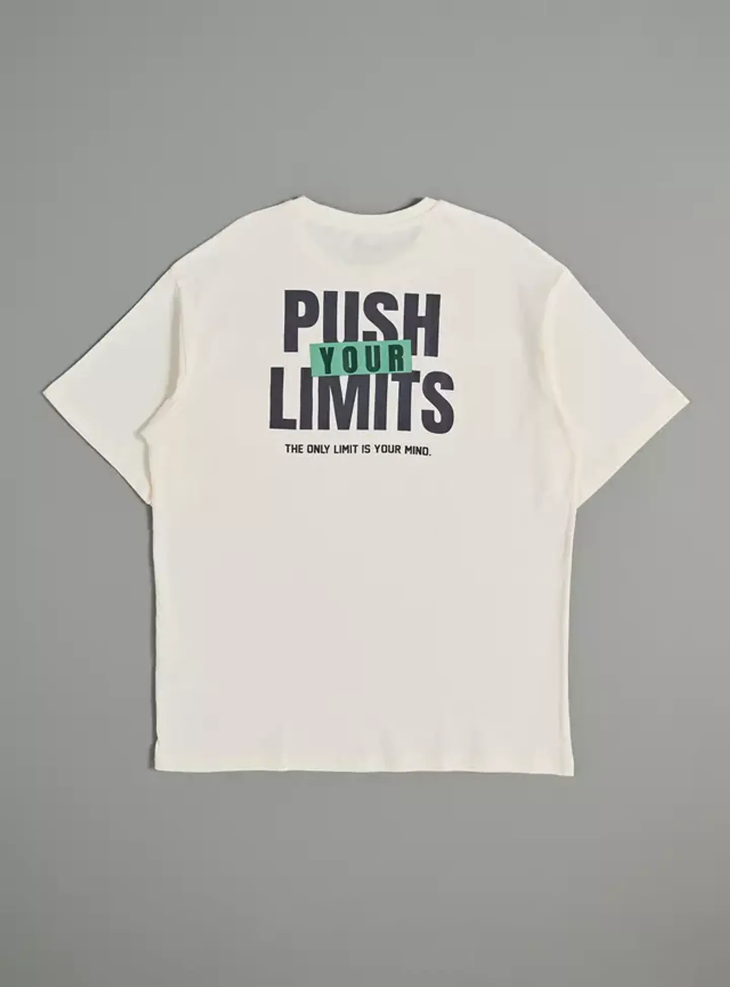 Polera Parche Frontal con Print Espalda 2