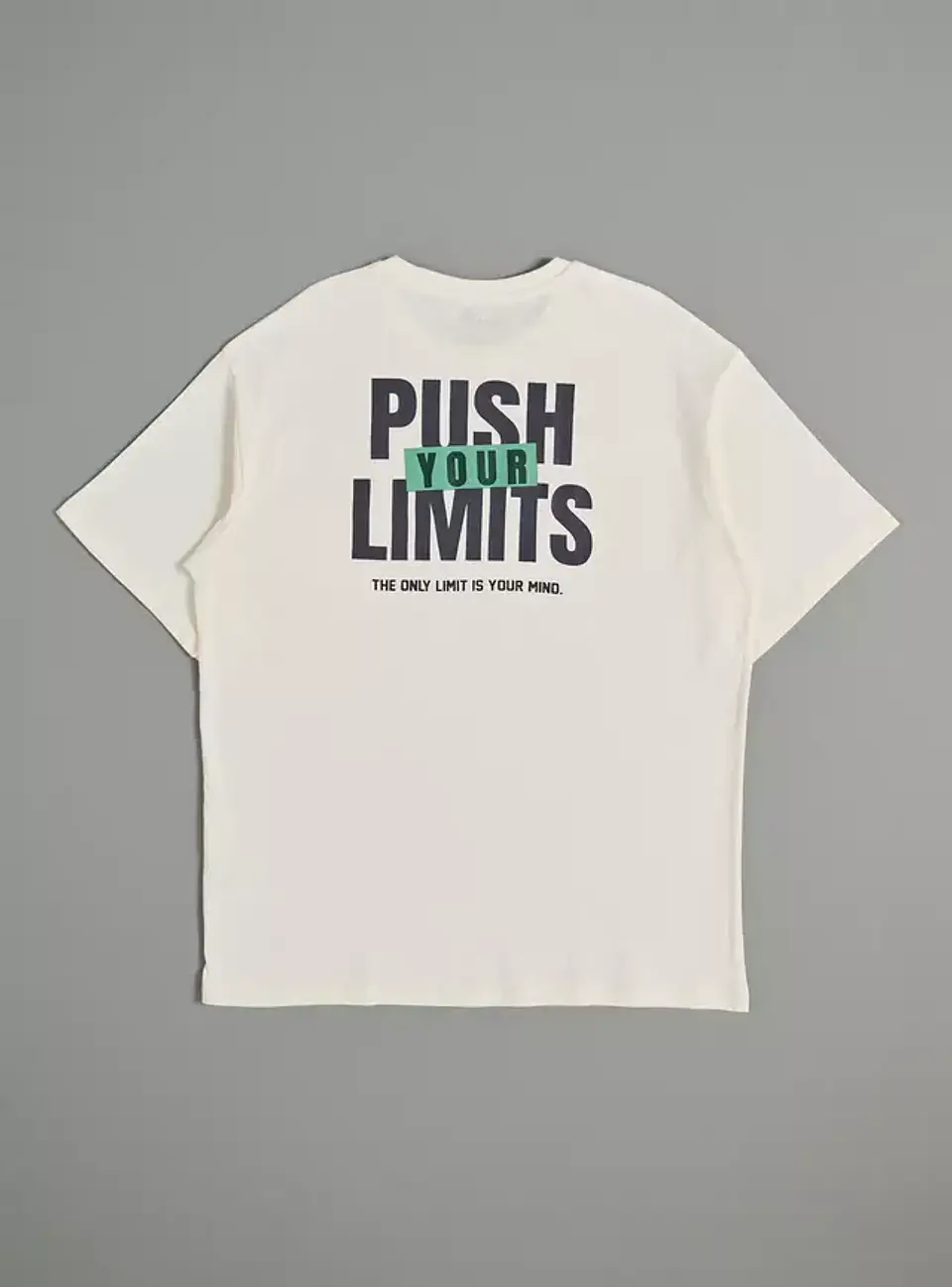 Polera Parche Frontal con Print Espalda 2