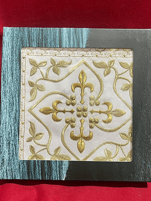 Juego corporal con motivo de hojas con bordado decorativo